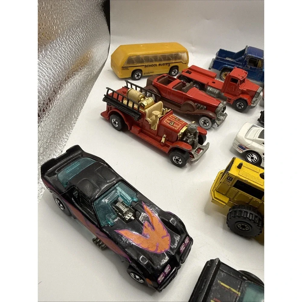 Lot Of 24 Vintage HOT WHEELS die cast cars trucks busses With Soft Case